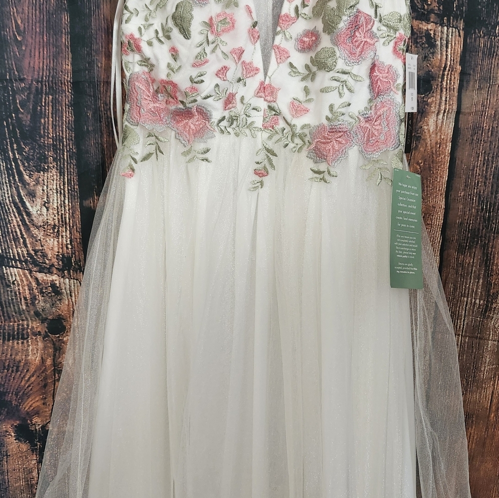 Elegant White Dress with Floral Embroidery - Picture 4 of 9
